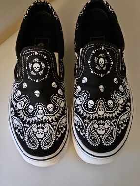 VANS SKULL PAISLEY DESIGN SKATE SLIP ON SNEAKERS SZ W-7, M-5.5
